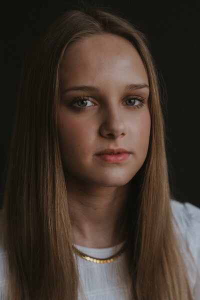 Krachtige portretfoto van een jonge vrouw waarbij gebruik is gemaakt van het aanwezige daglicht.