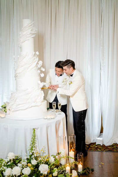 0-COVER-radiant-love-event-groom-holding-bride-looking-at-eachother-in-white-arched-outdoor-corridor-romantic-elegant-timeless