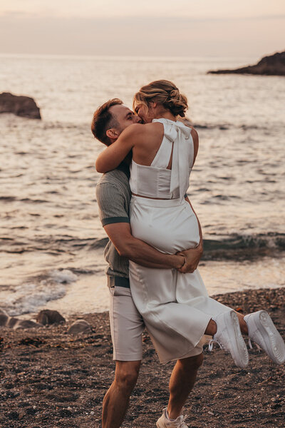 couple embrace by the sea
