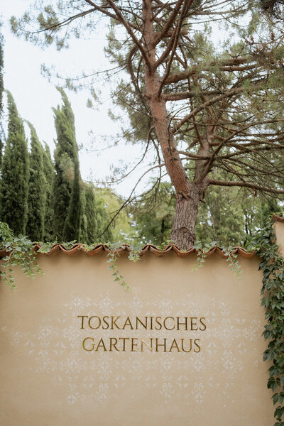 Blick auf das toskanische Gartenhaus