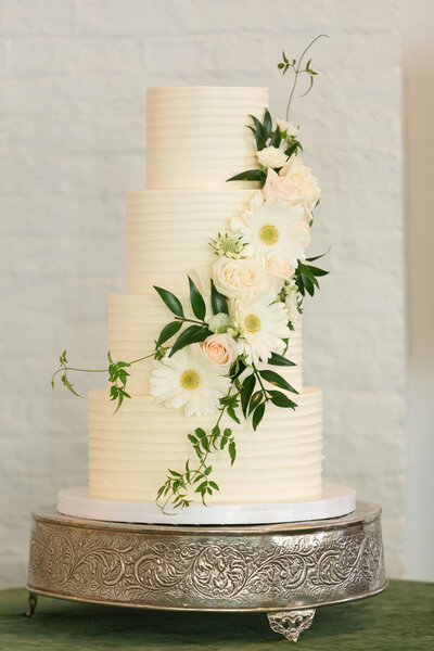 MD-wedding-florist-Ceresville-Mansion-winter-wedding-cake-decor