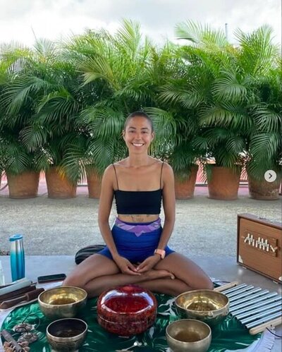 Sofia leading a sound healing session in Puerto Escondido, guiding participants through immersive sound journeys to promote inner presence, relaxation, and self-awareness.