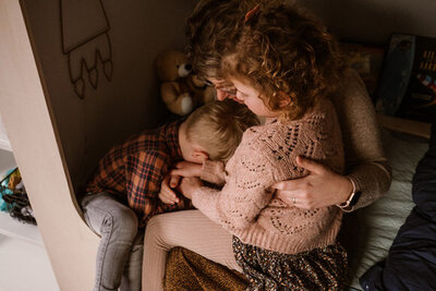 Gezin tijdens familieshoot in Sahara Ommen