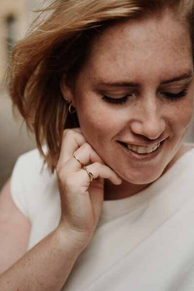 Trouwfotograaf kijkt naar beneden tijdens brandingsshoot in Utrecht.