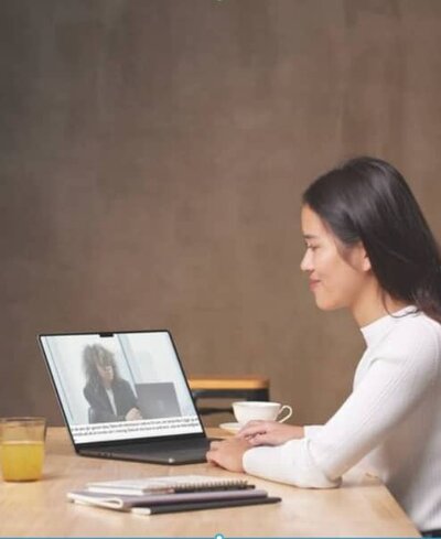 Kvinna vid laptop i videosamtal – symbol för praktisk träning i att uttrycka gränser.