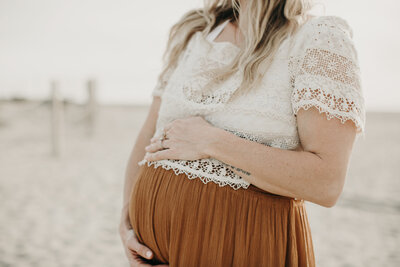 san-diego-maternity-boho-lifestyle-beach-field-9