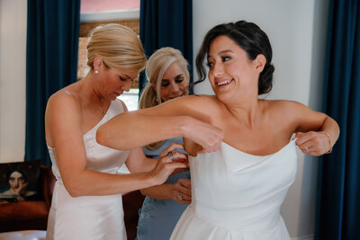 bride-buttoning-dress