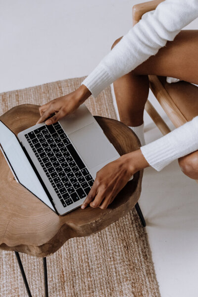 female entrepreneur working on blogs