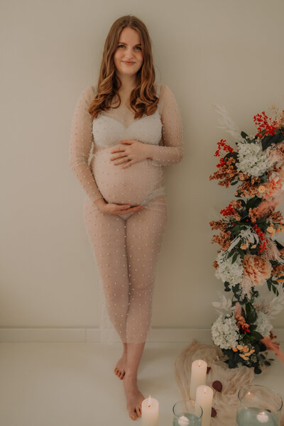 Zwangere vrouw poseert voor zwangerschapsshoot in daglichtstudio te Antwerpen