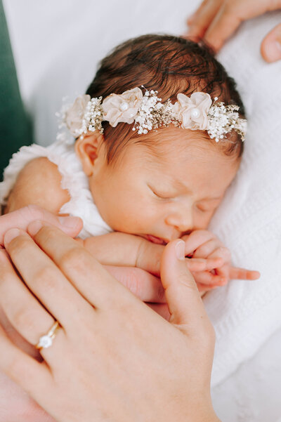 Springfield MO newborn photographer captures sleeping baby girl with parents hands