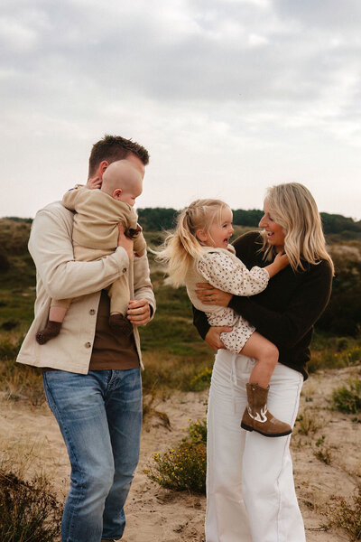 Gezinsfotoshoot in de duinen van Wassenaar met ouders en twee jonge kinderen door Linda Photography