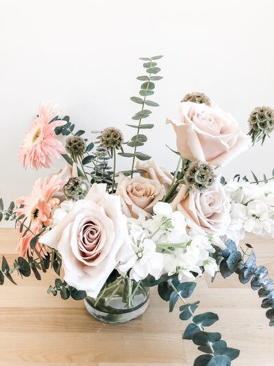organic-wedding-flowers-medium-vase-arrangement