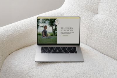 Mockup von Julia, die in einer inspirierenden Umgebung Yoga praktiziert.