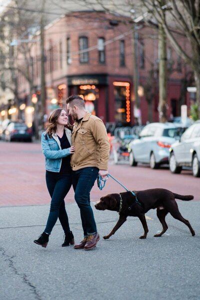 photographer takes engagement photos in seattle at alki beach