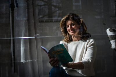 Jasmijn reading a book