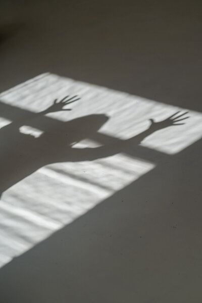 světlo a stín dopadající na zem