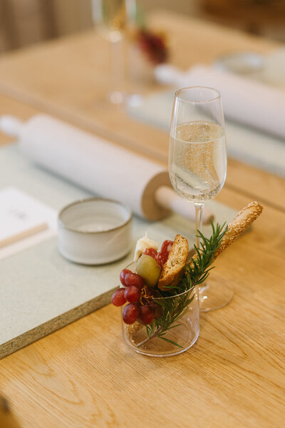 Kuvassa näkyy savitöiden alusta ja muut välineet, sekä kulho tapaksilla ja kuohuviinilasi