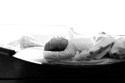 Fresh 48 session with Laurie Baker, newborn baby laying in bassinet in a hospital