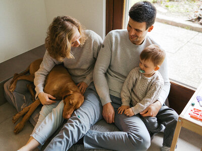 Mutter Vater Kind sitzt am Boden mit Hung