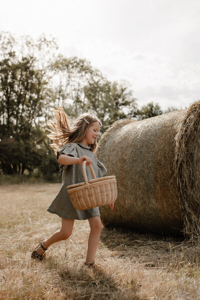 pasgeboren baby in handen van mama