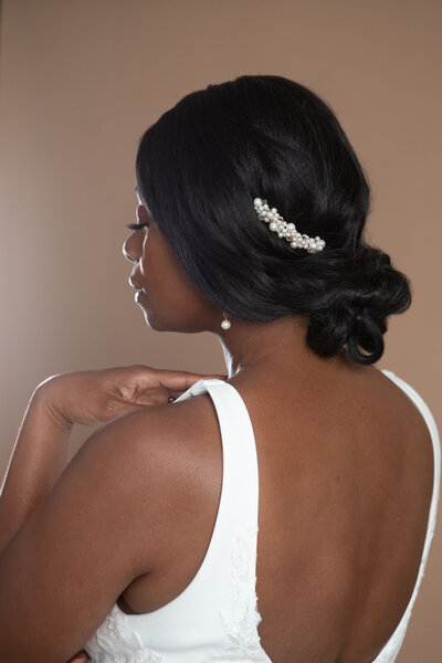 Bride wearing a pearl comb with multiple sized pearls