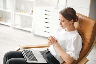 Client undergoing neurofeedback therapy