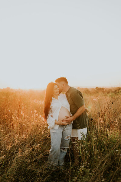 couple embracing pregnnacy