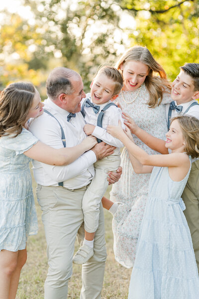 Houston-family-pictures-in-a-field