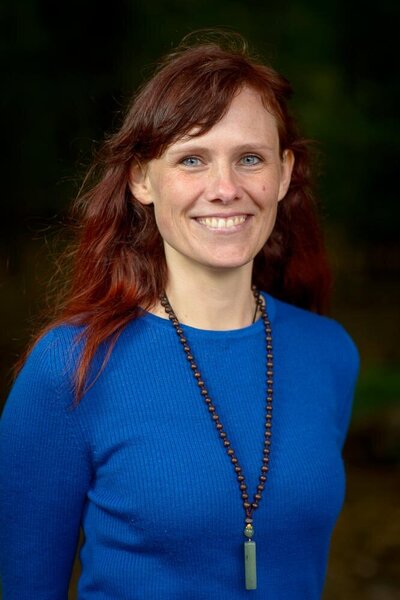 Christina blaues shirt, rote haare, lachende frau, energie coaching für mütter und schwangere