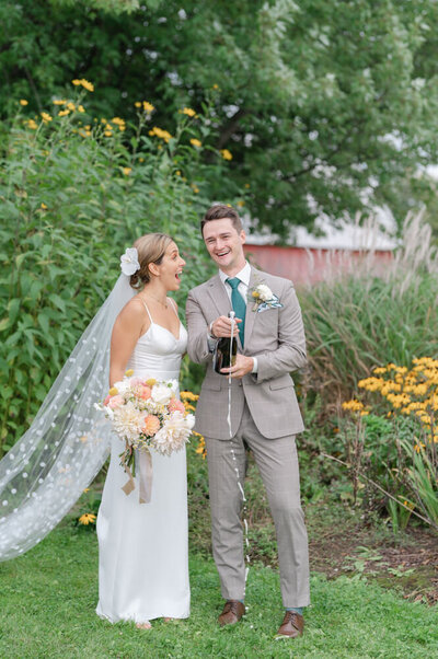 groom-pop-champagne