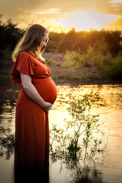 Outdoor gouden uur zwangershapsshoot