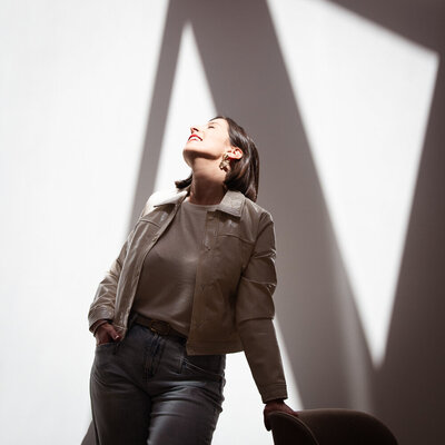 Femme à son bureau avec un ordinateur