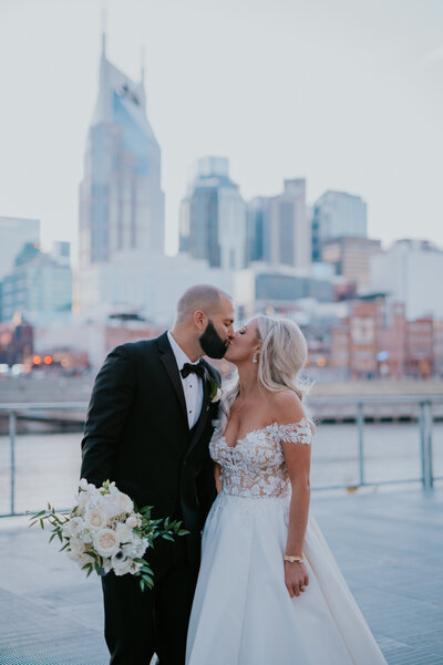 Nashville Elopement Photographer captures bride and groom kiss