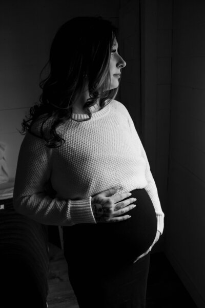 Black & White Photo of Expecting Mom holding belly | Maternity Session