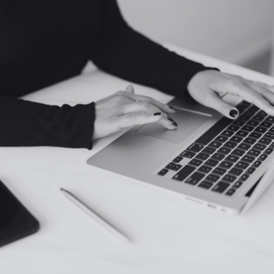 Holding Macbook closed under arm