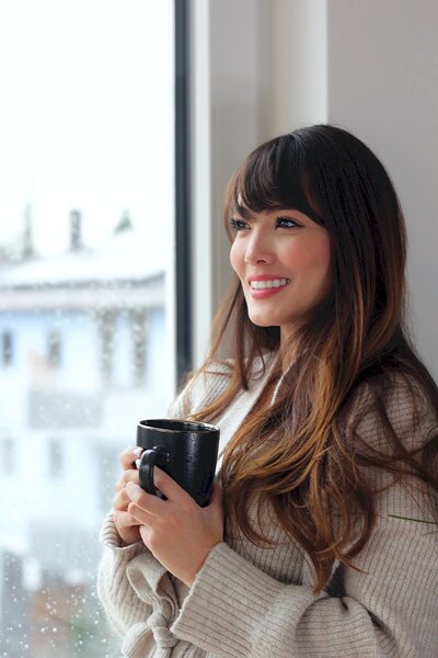 Carolina Alvarez holding a cup of tea