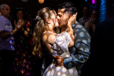 De kus bij een trouwreportage omgeving Sittard