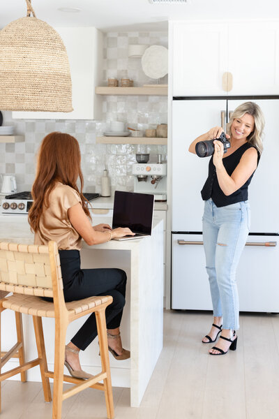 Join Tara Dunn in her Arizona studio for a photography experience filled with laughter and creativity. At Tara Dunn Photography, we believe in capturing genuine moments and expressions. Whether for personal branding or real estate, let us bring your vision to life with warmth and professionalism.
