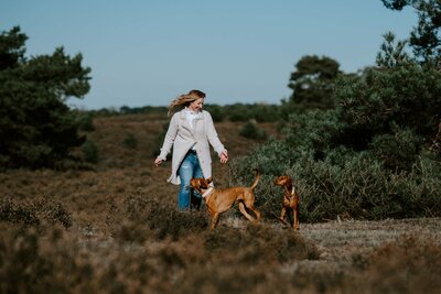 Walking Dog Team by Silke Speuser Sarah Thelen Lichtsammlerin