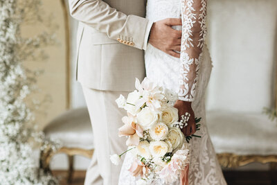 Bruidspaar bruid in trouwjurk houdt een bruidsboeket vast