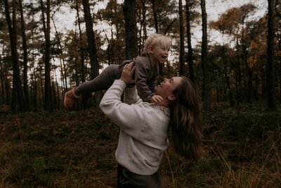 Newborn baby ligt op een kleed