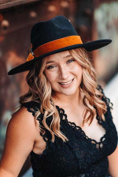 darlington-senior-photographer-wisconsin-girl-poses-with-hat