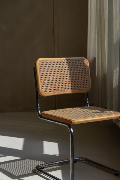 thonet desingklassieker s 32 v in huis met linnen gordijn
