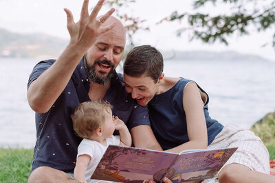Gisenyi family shoot rwanda_family reading2