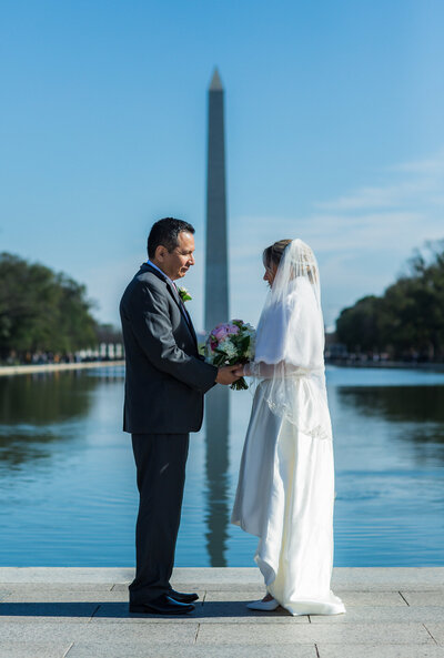 husband and wife posing by lincoln memorial