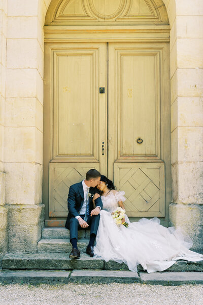 bride and groom at chateau de champlatreux