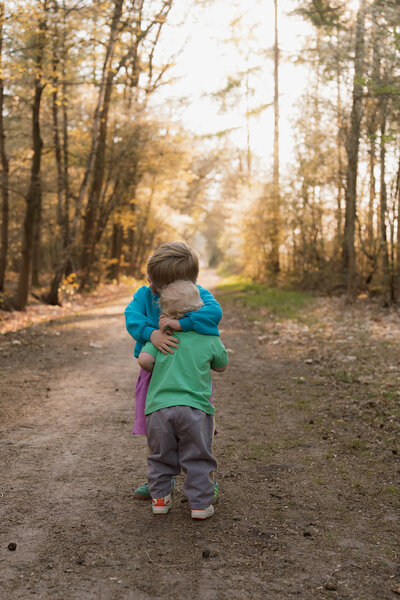 broertjes in het bos wandelen