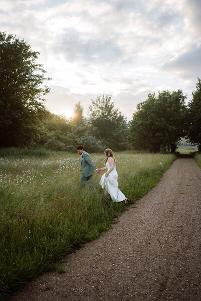 10 minuten wandelen met het bruidspaar voordat het feest begint op de bruiloft tijdens Golden hour. 