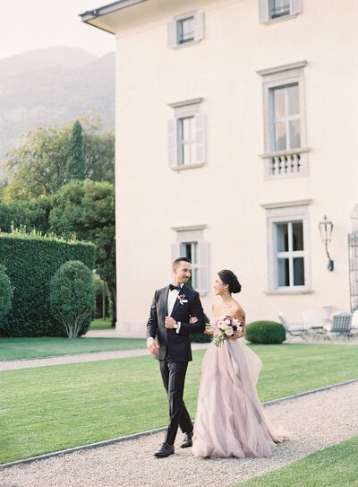 Luxury couple walking at Villa Balbiano