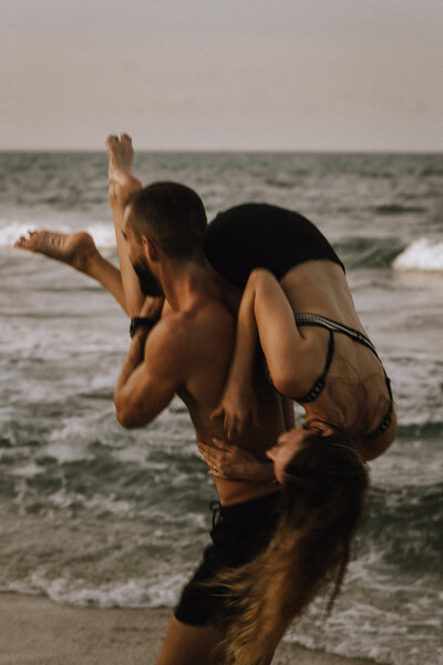 Couples engagement photo session on the beach in Isla Mujeres. Photo by: Tulum Wedding Photos